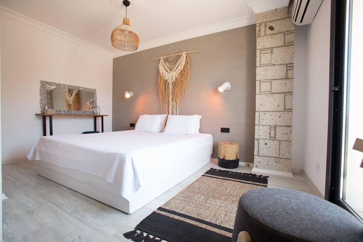 Deluxe Room, Balcony | Desk, free WiFi, bed sheets