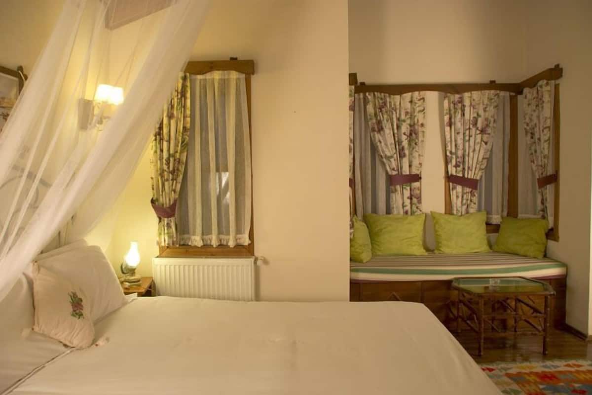 Kamer, 1 queensize bed (Bay Window / Cumba) | Een strijkplank/strijkijzer, gratis wifi, beddengoed