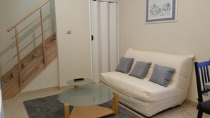 Dúplex, 1 cama matrimonial | Área de sala de estar | Televisión de pantalla plana