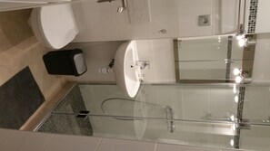 Dúplex, 1 cama matrimonial | Baño | Regadera, amenidades de baño gratuitas, toallas