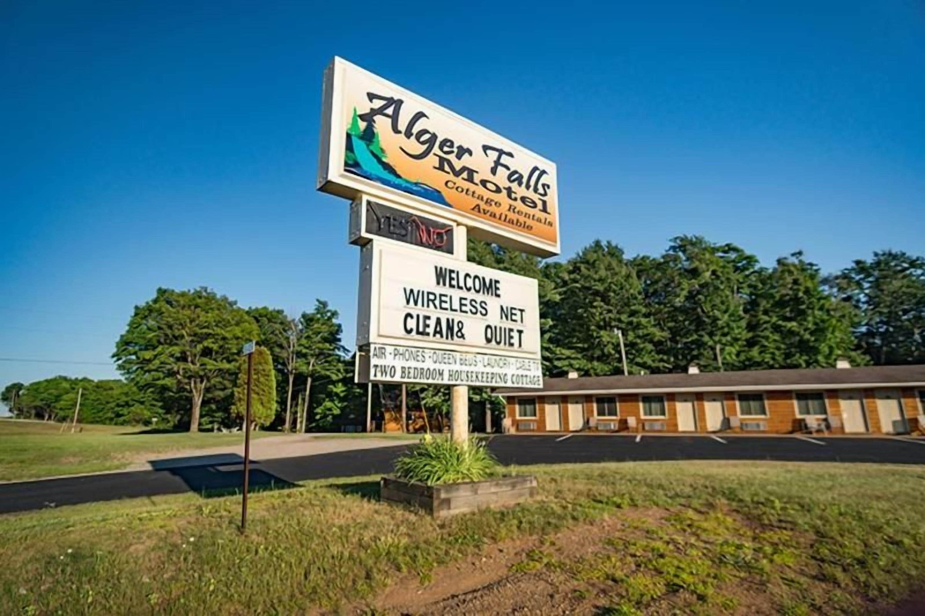 Une enseigne de motel avec un bâtiment à deux étages en arrière-plan.