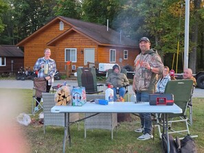 BBQ/picnic Area - Alger Falls Motel (Munising)