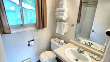 Standard-Doppelzimmer, 2 Queen-Betten, Kühlschrank und Mikrowelle | Badezimmer | Duschwanne, kostenlose Toilettenartikel, Handtücher