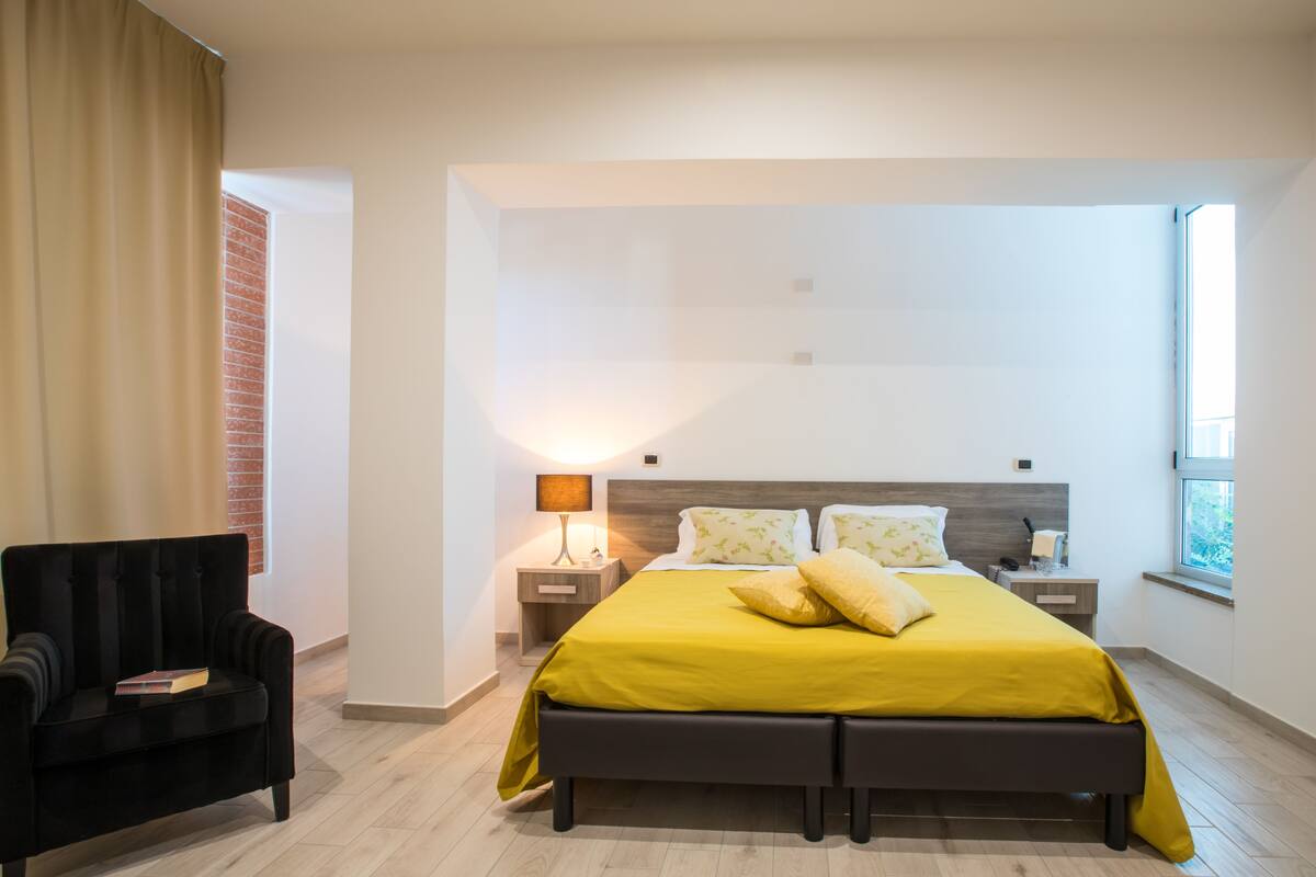 Habitación triple básica | Minibar, caja fuerte, escritorio y cortinas opacas