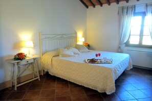 Habitación doble | Caja de seguridad en la habitación, escritorio y cunas gratuitas 