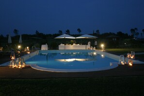 Kolam renang outdoor, dengan kursi berjemur