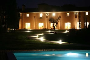 Fassade der Unterkunft – Abend/Nacht