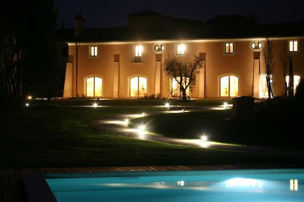 Façade de l’hébergement - soirée/nuit