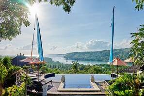 Outdoor pool, pool loungers - Sunrise Ocean Hut's Lembongan (Lembongan Island)