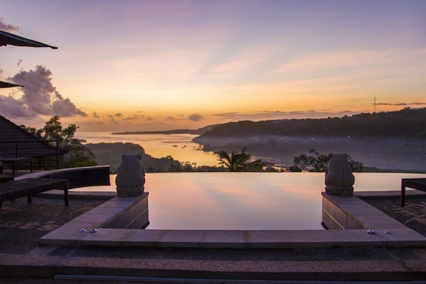 Una piscina al aire libre, tumbonas