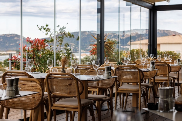 Melayani sarapan, makan siang, makan malam; sajian masakan Prancis