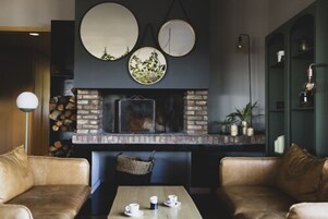 Se sirven desayunos, almuerzos y cenas; cocina francesa