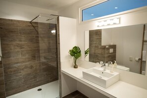 Een douche, een regendouche,  milieuvriendelijk toiletgerief