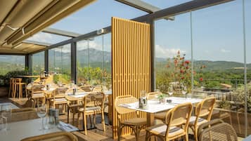 Se sirven desayunos, comidas, cenas y cocina francesa