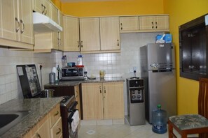 Appartement, 3 chambres, cuisine | Cuisine privée | Grand réfrigérateur, micro-ondes, four, plaque de cuisson