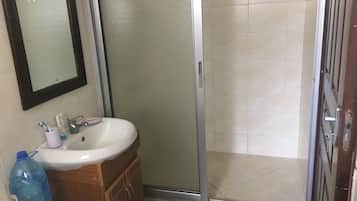 Apartment, 3 Bedrooms, Kitchen | Bathroom | Shower, free toiletries, towels