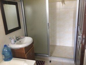 Appartement, 3 chambres, cuisine | Salle de bain | Douche, articles de toilette gratuits, serviettes fournies