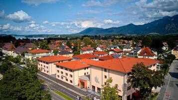 Situated in a residential area with mountain and lake views, this hotel offers a modern entrance and a tranquil atmosphere.