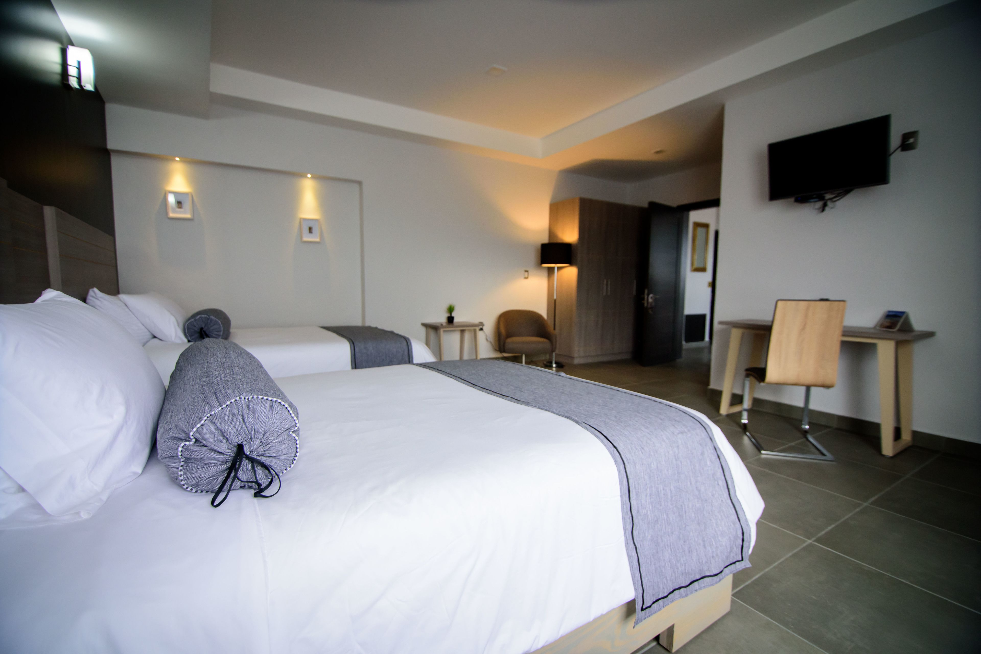 Suíte júnior, 2 camas de casal | Cofres nos quartos, individualmente decorados