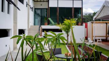 ํ
๋ผ์ค/ํํฐ์ค