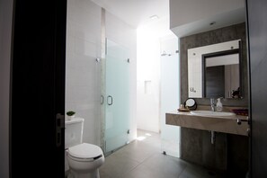 Junior-Suite, 2 Doppelbetten | Badezimmer