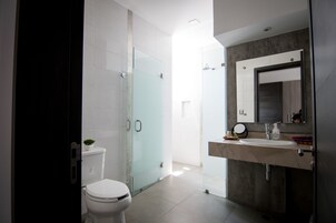 Ducha, artículos de tocador gratuitos, secador de pelo, toallas