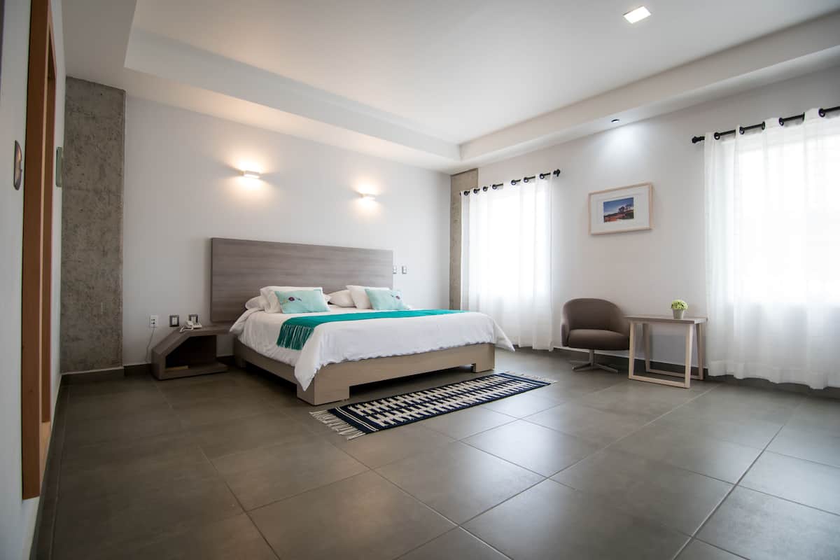 Executive Suite, 1 King Bed | In-room safe, soundproofing, iron/ironing board, WiFi (free)