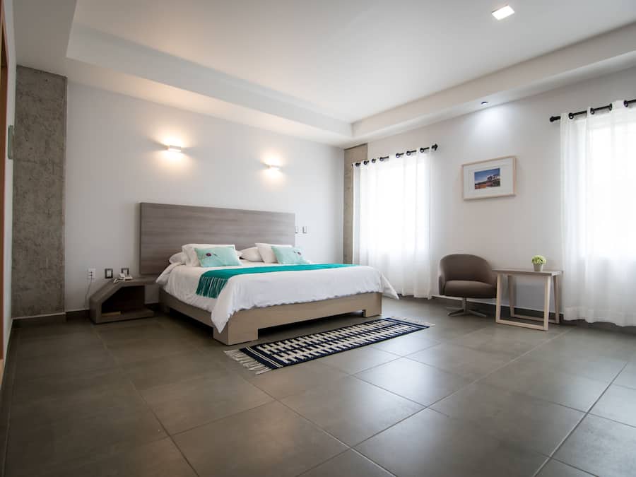 Executive-Suite, 1 King-Bett | Zimmersafe, individuell dekoriert, individuell eingerichtet