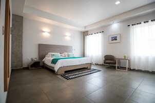 Suíte executiva, 1 cama King | Cofres nos quartos, individualmente decorados