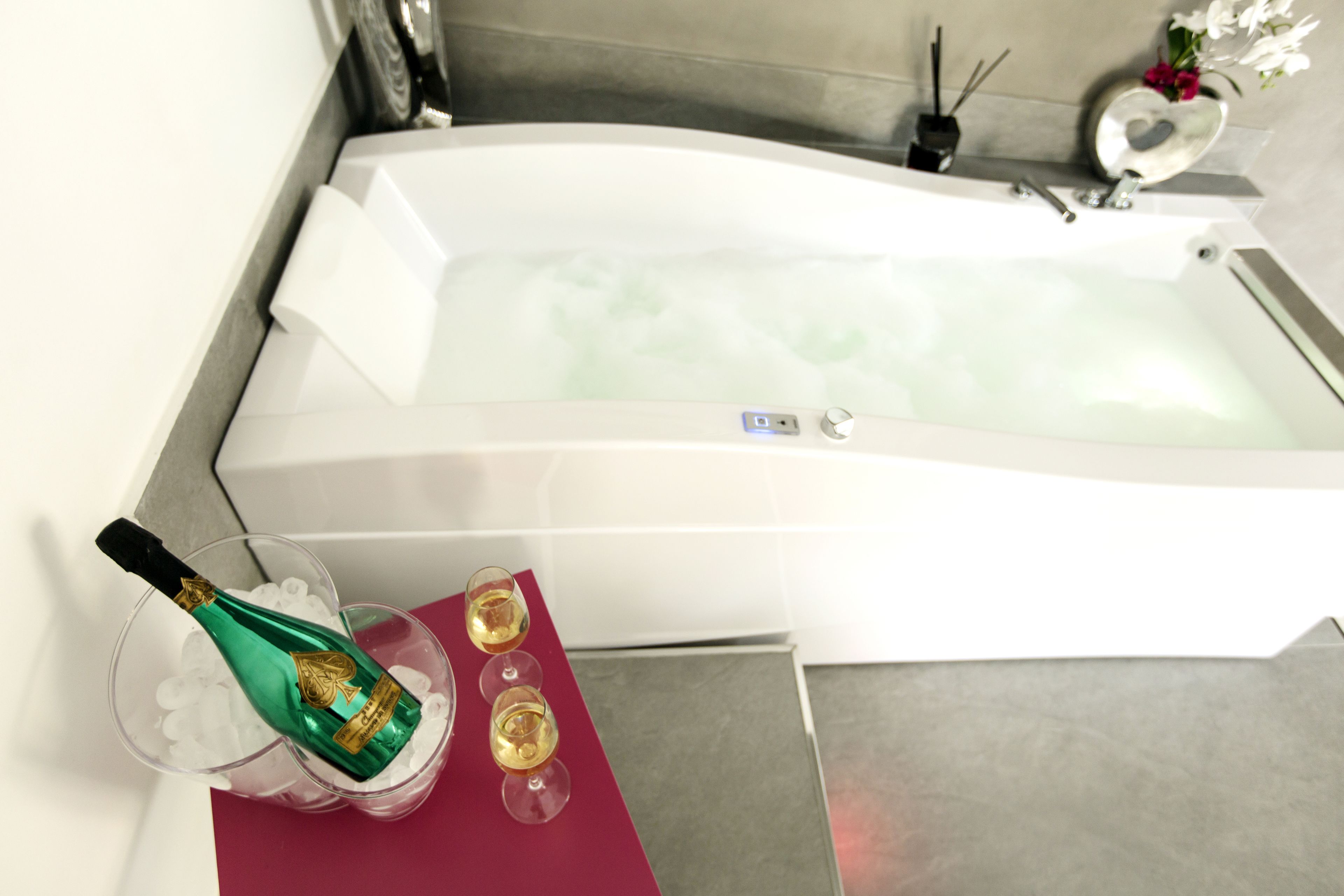 suite | deep-soaking bathtub