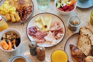 Kontinental frukost varje dag (EUR 17.5 per person)