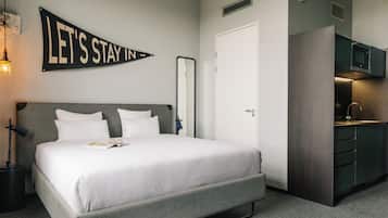Deluxe Studio | Desk, soundproofing, travel crib, free WiFi