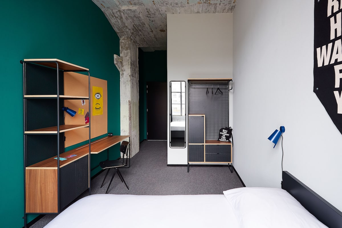 Desk, soundproofing, travel cot, free WiFi