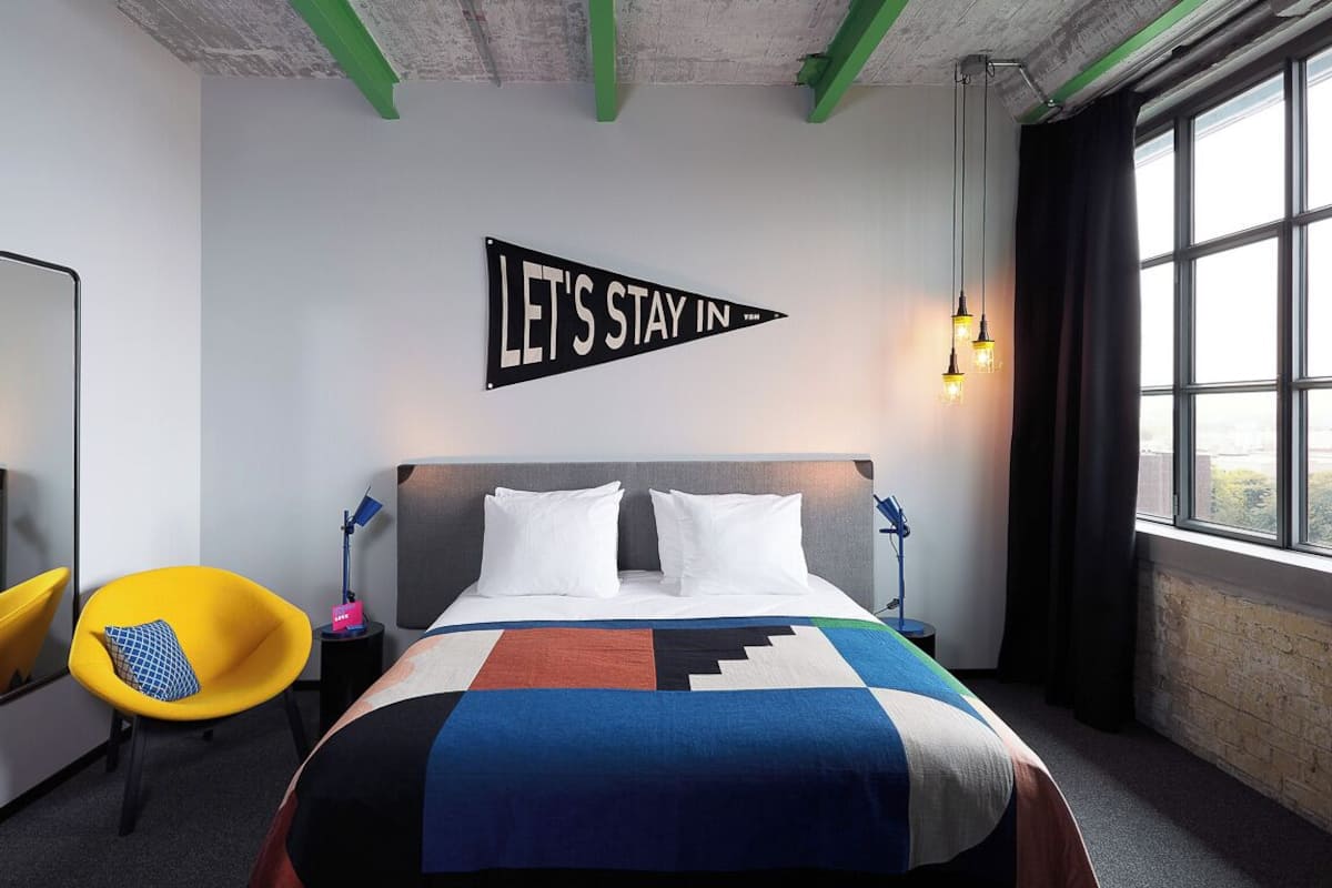 Escritorio, sistema de insonorización, wifi gratis y ropa de cama