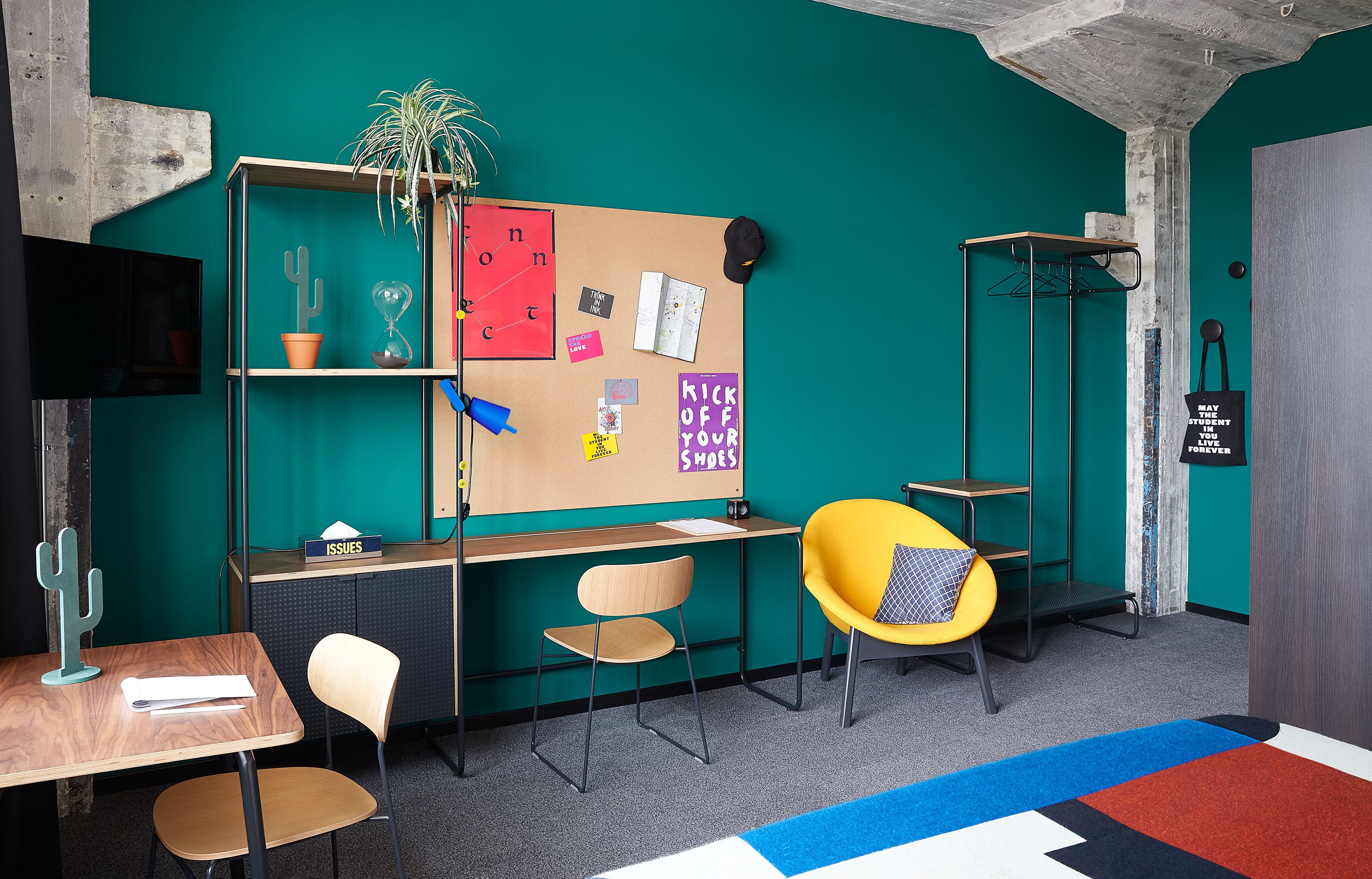 deluxe studio | desk, soundproofing, free wifi, bed sheets