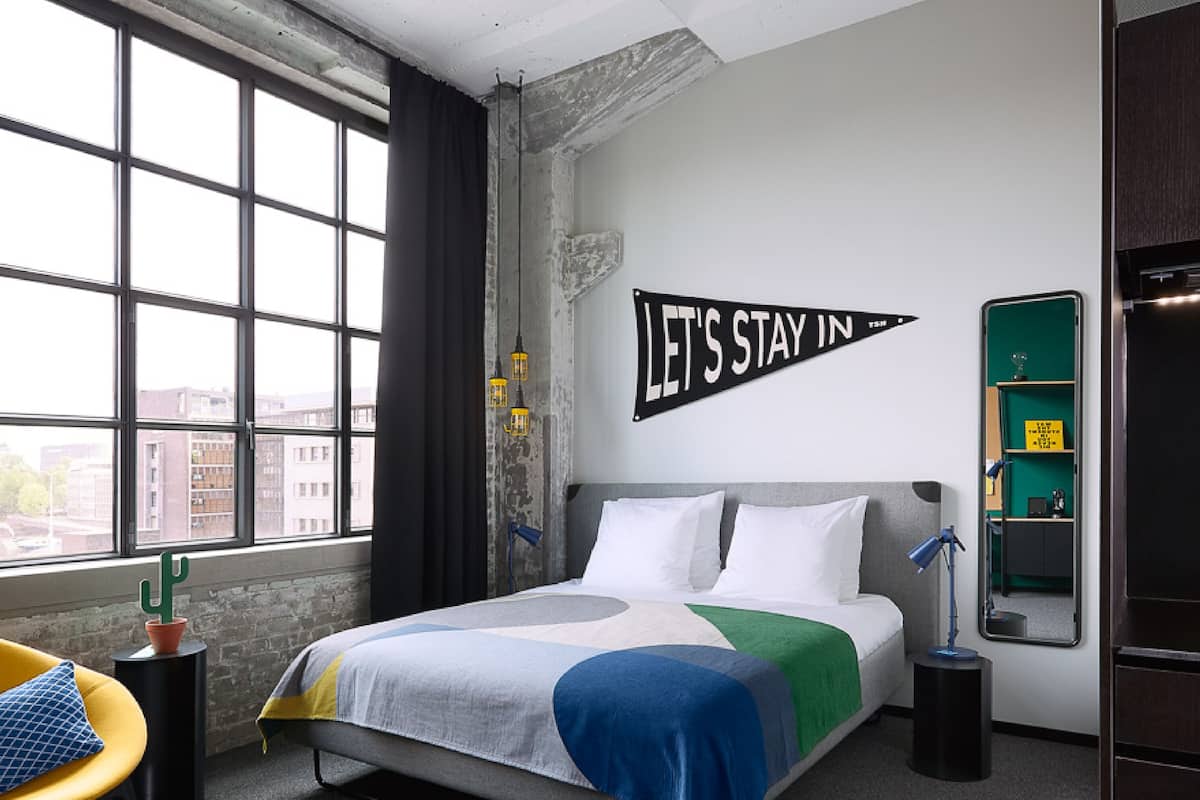 deluxe studio | desk, soundproofing, free wifi, bed sheets