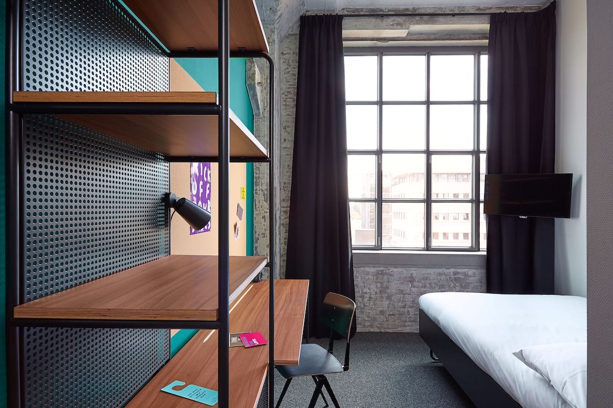 desk, soundproofing, free wifi, bed sheets