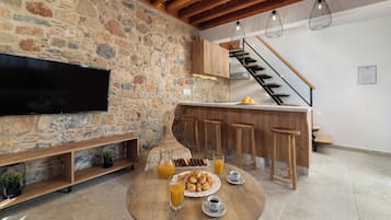 Apartment (Emerald) | Private kitchenette | Fridge, stovetop, coffee/tea maker, electric kettle