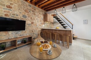 Apartment (Emerald) | Private kitchenette | Fridge, stovetop, coffee/tea maker, electric kettle