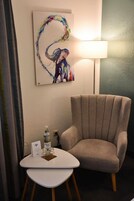 Quarto casal standard | Edredons de pluma, cofres nos quartos, escrivaninha