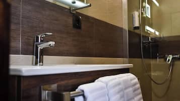 Superior-Doppelzimmer | Badezimmer | Dusche, kostenlose Toilettenartikel, Haartrockner, Handtücher
