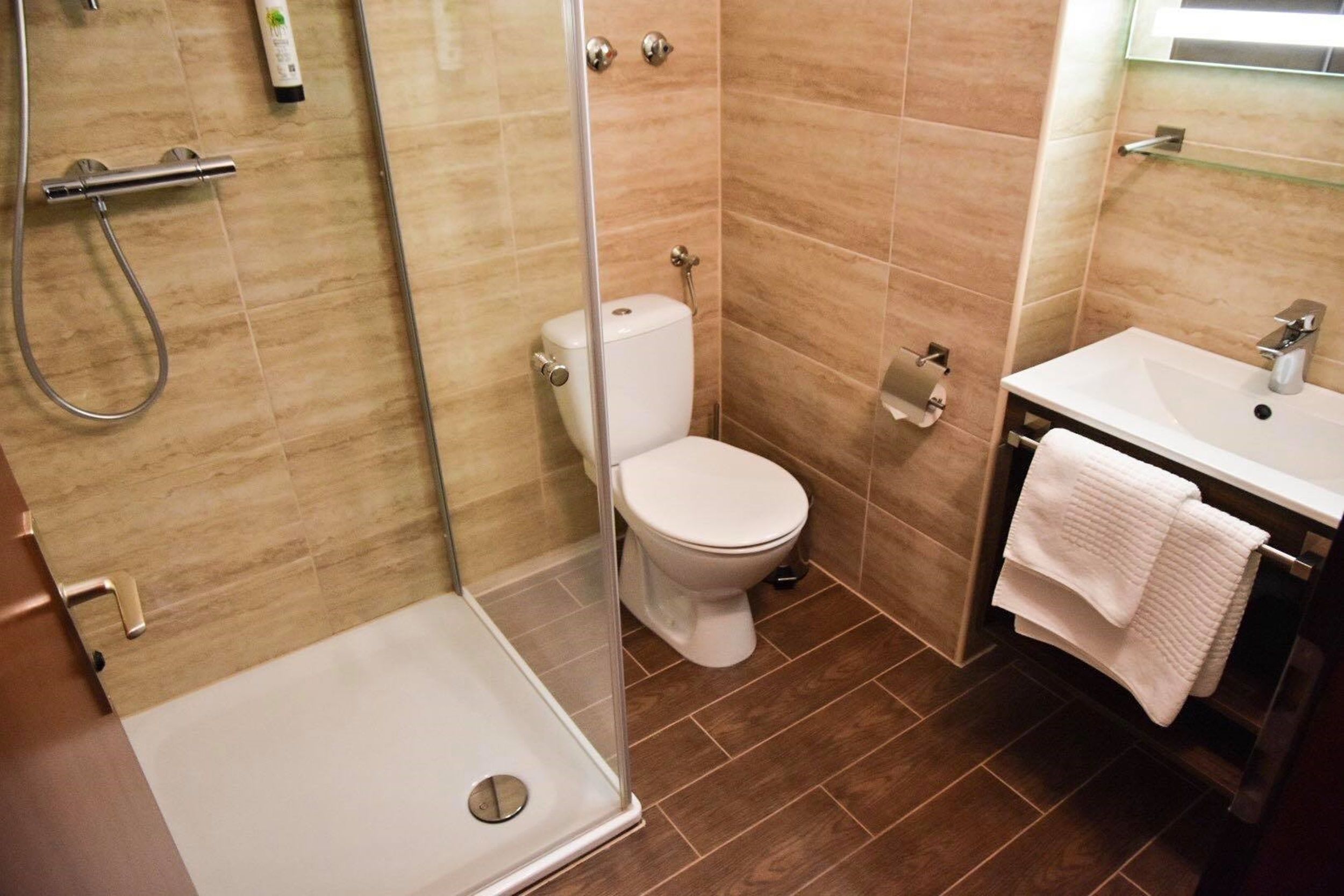 standard double room | bathroom | shower, free toiletries, hair dryer, towels