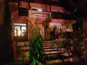 Fassade der Unterkunft – Abend/Nacht