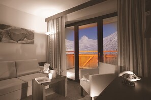 Phòng Deluxe | Khu phòng khách | TV màn hình phẳng 