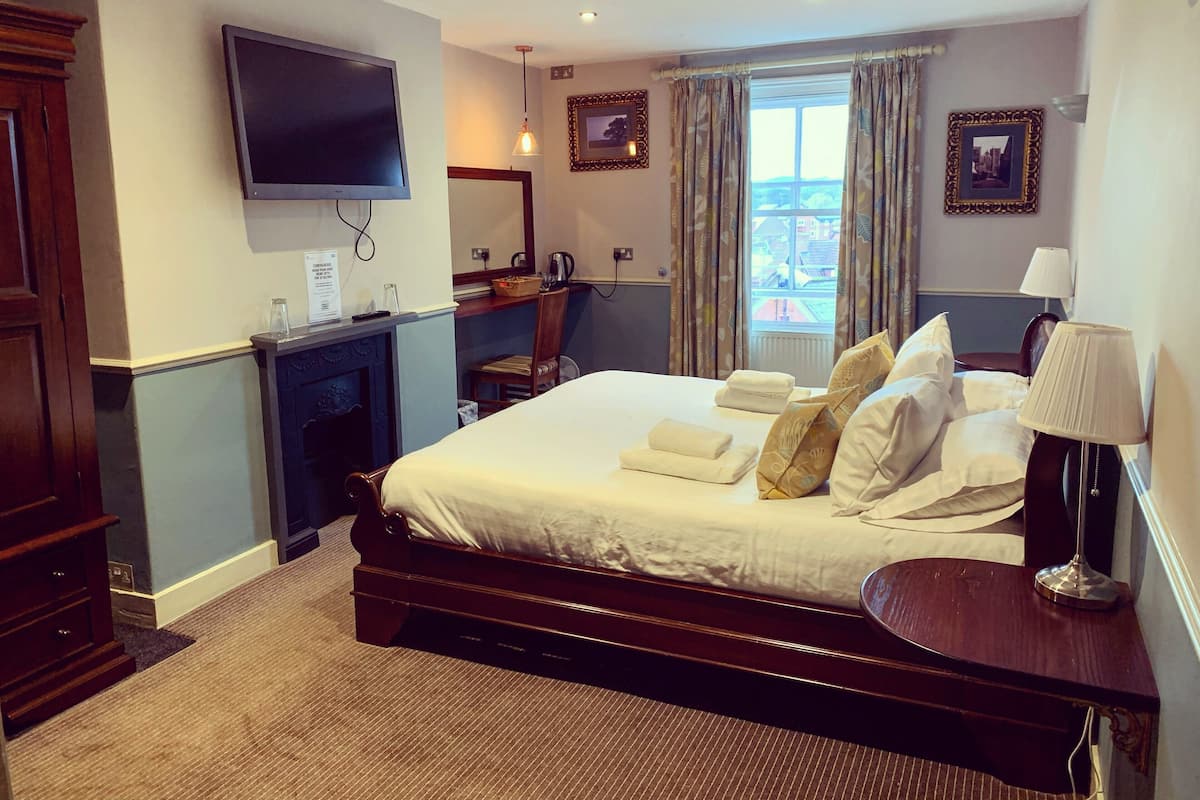 Habitación ejecutiva doble | Escritorio, tabla de planchar con plancha, wifi gratis y ropa de cama