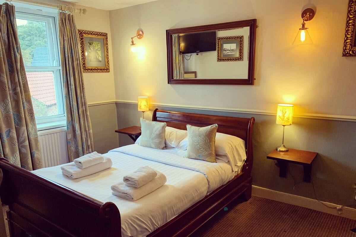 Habitación doble de uso individual | Escritorio, tabla de planchar con plancha, wifi gratis y ropa de cama