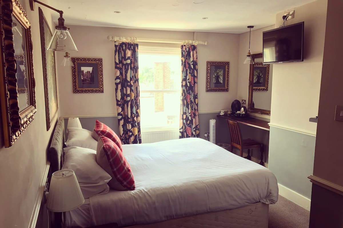 Habitación estándar doble | Escritorio, tabla de planchar con plancha, wifi gratis y ropa de cama