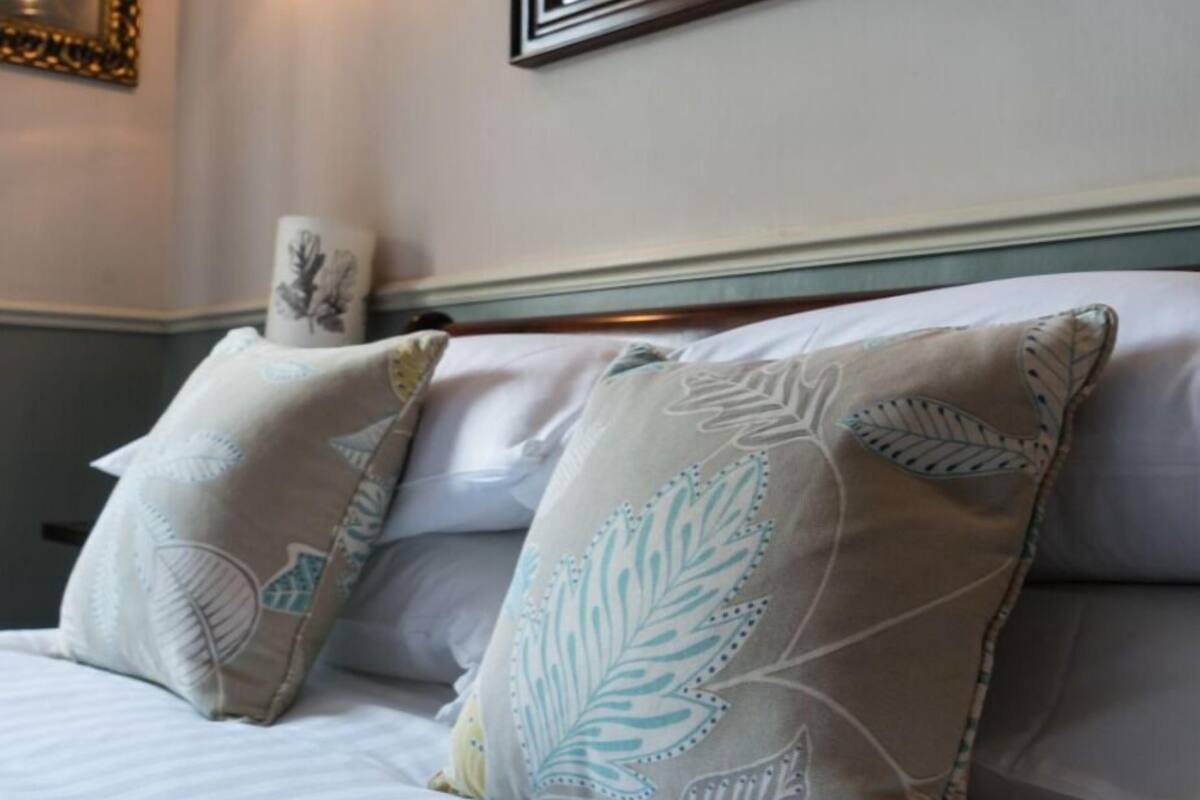 Habitación doble superior | Escritorio, tabla de planchar con plancha, wifi gratis y ropa de cama