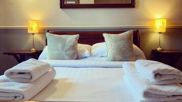 Small Double Room | Desk, iron/ironing board, free WiFi, bed sheets