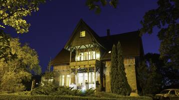 Fassade der Unterkunft – Abend/Nacht